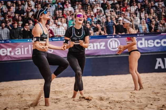 Beachvolleyball Frauen Allianz German Beach Tour 2025 Tourstop Düsseldorf 18.05.2025 v.l. Cinja Tillmann und Svenja Müller gewinnen das Turnier in Düsseldorf und jubeln Düsseldorf Robert-Lehr-Ufer Nordrhein-Westfalen Deutschland