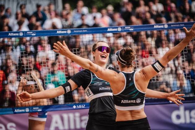 Sport Bilder des Tages Beachvolleyball Frauen Allianz German Beach Tour 2025 Tourstop Düsseldorf 18.05.2025 v.l. Svenja Müller und Cinja Tillmann gewinnen das Turnier in Düsseldorf und jubeln Düsseldorf Robert-Lehr-Ufer Nordrhein-Westfalen Deutschland