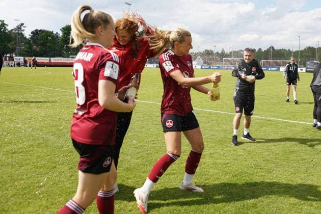 27.04.2025 - Fussball - Saison 2024 2025 - 2. Frauen - Fussball - Bundesliga - 26. Spieltag: 1. FC Nürnberg FCN ( Club Clubfrauen ) - FC Bayern München II ( FCB ) - Sportfoto Zink ChPr - xdcxcpx - Livia Brunmair (8, 1. FC Nürnberg FCN ), Medina Desic (10, 1. FC Nürnberg FCN ), Alan Niksic (Zeugwart 1. FC Nürnberg FCN )