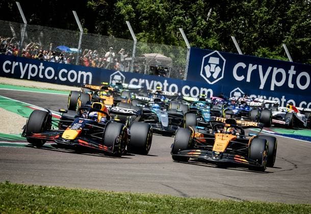 IMOLA - Max Verstappen (Red Bull Racing) and Oscar Piastri (McLaren) during the start of the Emilia-Romagna Grand Prix at the Autodromo Internazionale Enzo e Dino Ferrari. ANP SEM VAN DER WAL xVIxANPxSportx xxANPxIVx 527912323 originalFilename: 527912323.jpg