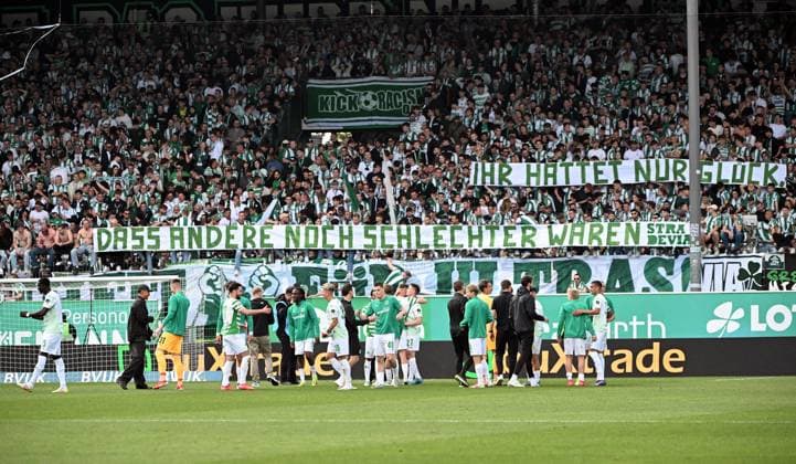 RECORD DATE NOT STATED 18.05.2025, xjhx, Fussball 2.Bundesliga, Spvgg Greuther Fuerth - Hamburger SV v.l. Fürther Spieler jubeln jubelt nach Spielende celebrate at the end of the match. Fanplakat Ihr hattet nur Glück das andere noch schlechter waren (DFL DFB REGULATIONS PROHIBIT ANY USE OF PHOTOGRAPHS as IMAGE SEQUENCES and or QUASI-VIDEO) Fuerth
