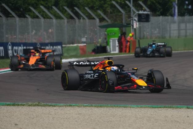 Formel 1 Grand Prix Emilia Romagna 2025 18.05.2025, Autodromo Enzo e Dino Ferrari, Imola, Formel 1 Grand Prix Emilia Romagna 2025 ,im Bild Max Verstappen (NLD), Oracle Red Bull Racing, Oscar Piastri (AUS), McLaren F1 Team, George Russell (GBR), Mercedes-AMG Petronas Formula One Team