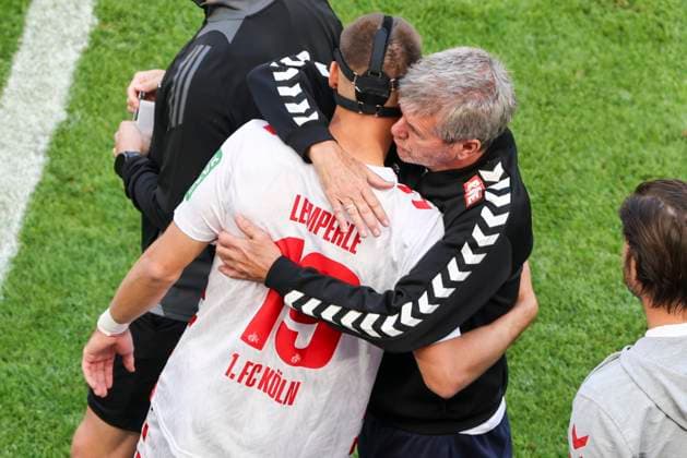 Fußball: 2. Bundesliga, 1. FC Köln - 1. FC Kaiserslautern, 34. Spieltag, RheinEnergieStadion. Kölns Trainer Friedhelm Funkel umarmt Kölns Tim Lemperle vor der Einwechslung.