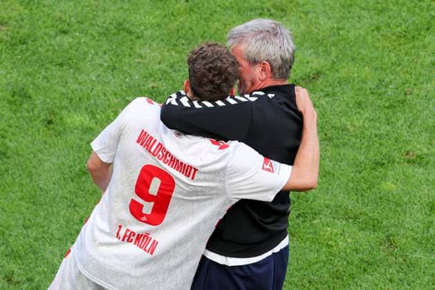 Fußball: 2. Bundesliga, 1. FC Köln - 1. FC Kaiserslautern, 34. Spieltag, RheinEnergieStadion. Kölns Trainer Friedhelm Funkel umarmt Kölns Luca Waldschmidt.
