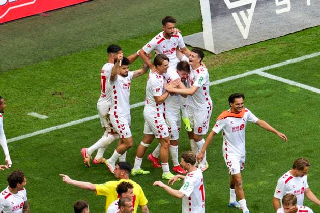 Fußball: 2. Bundesliga, 1. FC Köln - 1. FC Kaiserslautern, 34. Spieltag, RheinEnergieStadion. Torjubel Köln nach dem 4:0, Torschütze Kölns Mark Uth wird auf den Schultern seiner Mitspieler getragen.