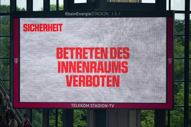 Fußball: 2. Bundesliga, 1. FC Köln - 1. FC Kaiserslautern, 34. Spieltag, RheinEnergieStadion. Auf der Anzeigetafel im Stadion wird ein Hinweis angezeigt, das Betreten des Innenraums ist verboten.