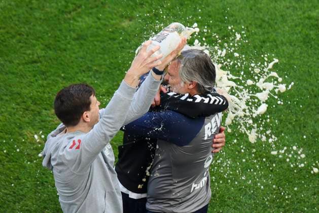 Fußball: 2. Bundesliga, 1. FC Köln - 1. FC Kaiserslautern, 34. Spieltag, RheinEnergieStadion. Bierdusche für Kölns Trainer Friedhelm Funkel.