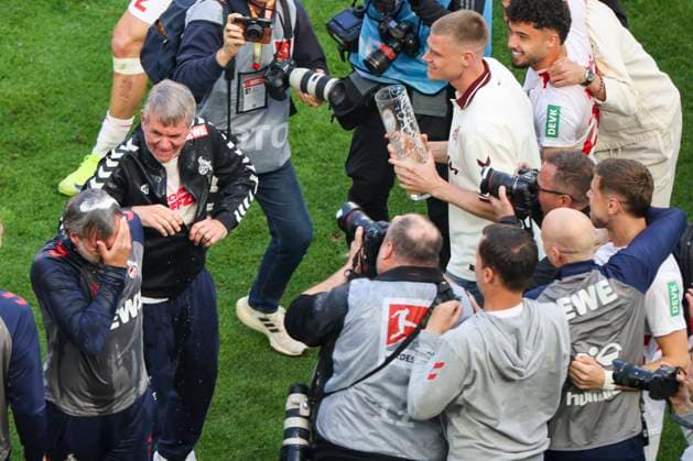 Fußball: 2. Bundesliga, 1. FC Köln - 1. FC Kaiserslautern, 34. Spieltag, RheinEnergieStadion. Kölns Trainer Friedhelm Funkel nach einer Bierdusche nass und im Fokus der Fotografen.