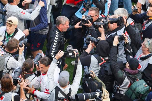 Fußball: 2. Bundesliga, 1. FC Köln - 1. FC Kaiserslautern, 34. Spieltag, RheinEnergieStadion. Kölns Trainer Friedhelm Funkel nach einer Bierdusche nass und im Fokus der Fotografen.