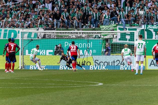 Das 2:1 per Elfmeter durch Felix Klaus 30 (Spvgg Greuther Fuerth), Spvgg Greuther Fuerth vs. Hamburger SV Fussball, 2. Bundesliga, DFL, Saison 2024 2025, Rueckrunde, 34. Spieltag, 18.05.2025 DFB regulations prohibit any use of photographs as image sequences and or quasi-video