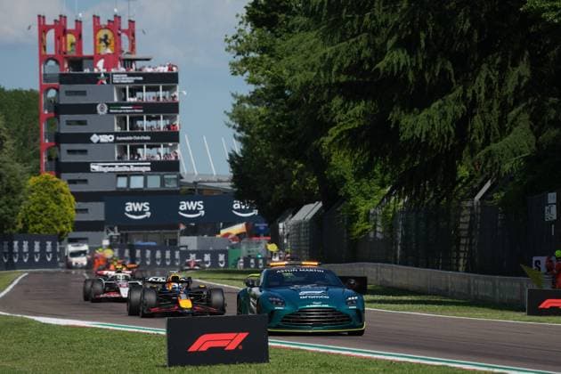 Formel 1 Grand Prix Emilia Romagna 2025 18.05.2025, Autodromo Enzo e Dino Ferrari, Imola, Formel 1 Grand Prix Emilia Romagna 2025 ,im Bild Safety Car, Max Verstappen (NLD), Oracle Red Bull Racing, Oliver Bearman (GBR), MoneyGram Haas F1 Team