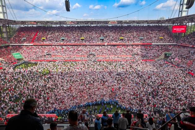 Bilder des Jahres 2025, Sport 05 Mai Sport Themen der Woche KW20 Sport Bilder des Tages Fußball: 2. Bundesliga, 1. FC Köln - 1. FC Kaiserslautern, 34. Spieltag, RheinEnergieStadion. Platzsturm nach dem Schlusspfiff und dem Aufstieg des 1. FC Köln. *** Soccer 2 Bundesliga, 1 FC Köln 1 FC Kaiserslautern, Matchday 34, RheinEnergieStadion Pile-up after the final whistle and the promotion of 1 FC Köln