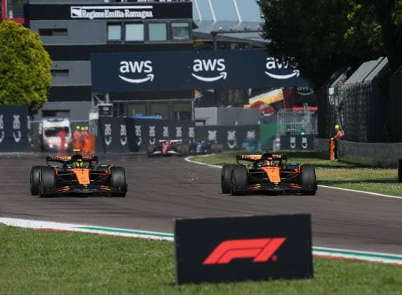 Formel 1 Grand Prix Emilia Romagna 2025 18.05.2025, Autodromo Enzo e Dino Ferrari, Imola, Formel 1 Grand Prix Emilia Romagna 2025 ,im Bild Lando Norris (GBR), McLaren F1 Team überholt Oscar Piastri (AUS), McLaren F1 Team
