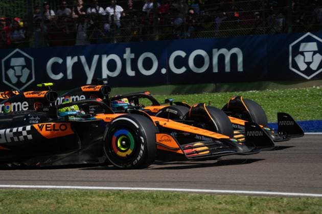 Formel 1 Grand Prix Emilia Romagna 2025 18.05.2025, Autodromo Enzo e Dino Ferrari, Imola, Formel 1 Grand Prix Emilia Romagna 2025 ,im Bild Lando Norris (GBR), McLaren F1 Team überholt Oscar Piastri (AUS), McLaren F1 Team