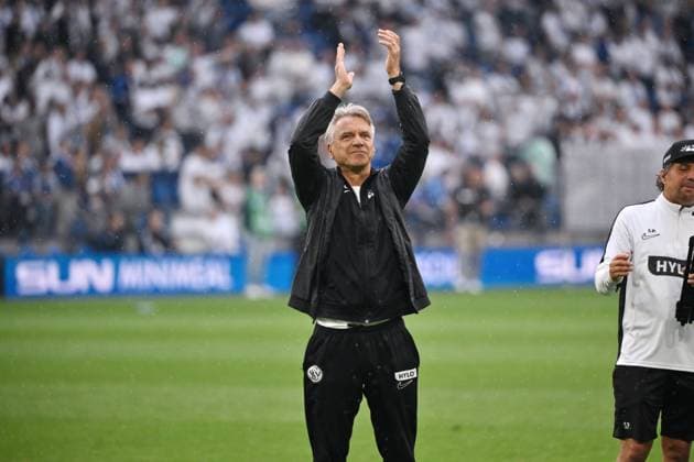 Jubel Trainer Horst Steffen (SV Elversberg) 18.05.2025, Fussball 2. Bundesliga, 34. Spieltag, Saison 2024 2025 FC Schalke 04 - SV Elversberg Foto: Maik Hölter Team2 DFL regulations prohibit any use of photographs as image sequences and or quasi-video Gelsenkirchen Veltins Arena Nordrhein Westfalen Deutschland