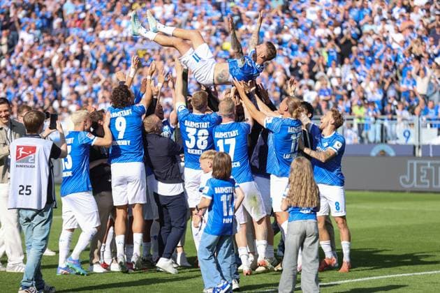 18.05.2025, xdcx, Fussball 2. Bundesliga, SV Darmstadt 98 - SSV Jahn Regensburg, emonline, emspor, despor, v.l., Spieler lassen Tobias Kempe (SV Darmstadt 98) hochleben DFL DFB REGULATIONS PROHIBIT ANY USE OF PHOTOGRAPHS AS IMAGE SEQUENCES AND OR QUASI-VIDEO.