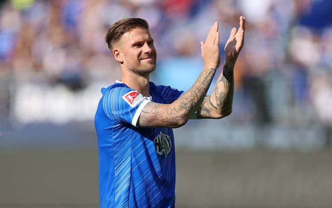 18.05.2025, xdcx, Fussball 2. Bundesliga, SV Darmstadt 98 - SSV Jahn Regensburg, emonline, emspor, despor, v.l., Tobias Kempe (SV Darmstadt 98) beendet seine Karriere und bedankt sich bei den Fans, bedanken, Dank, Mannschaft nach dem Spiel, after the match, bedankt sich bei den Fans, applauds the fans DFL DFB REGULATIONS PROHIBIT ANY USE OF PHOTOGRAPHS AS IMAGE SEQUENCES AND OR QUASI-VIDEO.