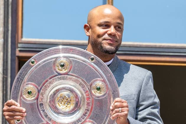 Cheftrainer Vincent Kompany (FC Bayern Muenchen) mit der Meisterschale, Meisterfeier, Rathausbalkon, FC Bayern Muenchen und FC Bayern Frauen, Fussball, 18.05.2025 DFB regulations prohibit any use of photographs as image sequences and or quasi-video Muenchen Bayern Deutschland