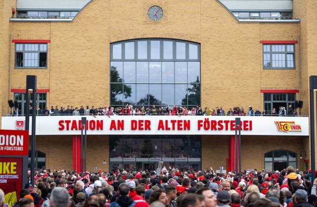 Fußball, Frauen, Saison 2024 2025, 2. Frauen-Bundesliga (26. Spieltag), 1. FC Union Berlin - FSV Gütersloh, gemeinsame Saisonabschlussfeier der Frauen- und Männer-Bundesliga-Teams auf dem Vorplatz im Stadion An der Alten Försterei, im Bild: Fans vor der Haupttribüne, die Spielerinnen und Spieler auf dem Balkon, 18.05. 2025, Copyright: xMatthiasxKochx