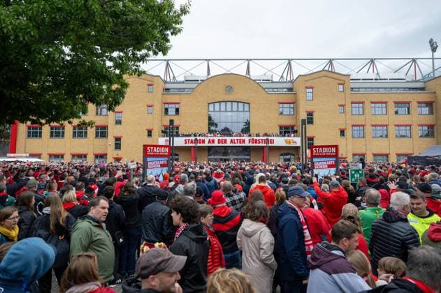 Fußball, Frauen, Saison 2024 2025, 2. Frauen-Bundesliga (26. Spieltag), 1. FC Union Berlin - FSV Gütersloh, gemeinsame Saisonabschlussfeier der Frauen- und Männer-Bundesliga-Teams auf dem Vorplatz im Stadion An der Alten Försterei, im Bild: Fans vor der Haupttribüne, die Spielerinnen und Spieler auf dem Balkon, 18.05. 2025, Copyright: xMatthiasxKochx