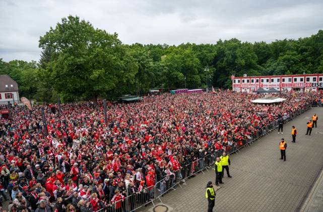 Fußball, Frauen, Saison 2024 2025, 2. Frauen-Bundesliga (26. Spieltag), 1. FC Union Berlin - FSV Gütersloh, gemeinsame Saisonabschlussfeier der Frauen- und Männer-Bundesliga-Teams auf dem Vorplatz im Stadion An der Alten Försterei, im Bild: Fans vor dem Stadion, 18.05. 2025, Copyright: xMatthiasxKochx