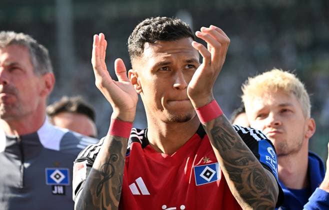 18.05.2025, xjhx, Fussball 2.Bundesliga, Spvgg Greuther Fuerth - Hamburger SV v.l. Davie Selke (Hamburger SV) bedankt bedanken sich bei den Fans (DFL DFB REGULATIONS PROHIBIT ANY USE OF PHOTOGRAPHS as IMAGE SEQUENCES and or QUASI-VIDEO) Fuerth