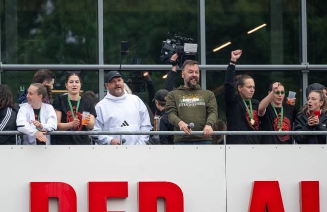 Fußball, Frauen, Saison 2024 2025, 2. Frauen-Bundesliga (26. Spieltag), 1. FC Union Berlin - FSV Gütersloh, gemeinsame Saisonabschlussfeier der Frauen- und Männer-Bundesliga-Teams auf dem Vorplatz im Stadion An der Alten Försterei, im Bild: v. l. Pia Metzker (1. FC Union), Anouk Blaschka (1. FC Union), Trainer Steffen Baumgart (1. FC Union Berlin), Stadion- und Pressesprecher Christian Arbeit (1. FC Union Berlin), Torwarttrainerin Dr. Laura Von Zadow (1. FC Union), Antonia Halverkamps (1. FC Union), Lisa Heiseler (1. FC Union), 18.05. 2025, Copyright: xMatthiasxKochx