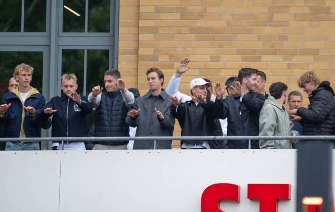 Fußball, Frauen, Saison 2024 2025, 2. Frauen-Bundesliga (26. Spieltag), 1. FC Union Berlin - FSV Gütersloh, gemeinsame Saisonabschlussfeier der Frauen- und Männer-Bundesliga-Teams auf dem Vorplatz im Stadion An der Alten Försterei, im Bild: v. l. Leopold Querfeld (1. FC Union Berlin), Benedict Hollerbach (1. FC Union Berlin), Andrej Ilic (1. FC Union Berlin), Torhüter Frederik Rönnow (1. FC Union Berlin), Andras Schäfer (1. FC Union Berlin), Torhüter Carl Klaus (1. FC Union Berlin), David Preu (1. FC Union Berlin), Tom Rothe (1. FC Union Berlin), 18.05. 2025, Copyright: xMatthiasxKochx