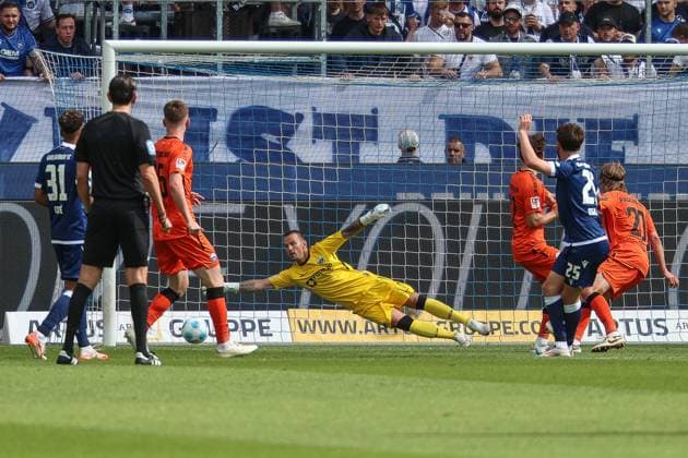 Lilian Egloff (Karlsruher SC, 25) mit dem Tor zum 1:0 Manuel Riemann (SC Paderborn 07, Torwart 01) ist geschlagen, Karlsruher SC vs. SC Paderborn 07, 2. Bundesliga, 34. Spieltag, 2024 2025, 18.05.2025, DFL REGULATIONS PROHIBIT ANY USE OF PHOTOGRAPHS AS IMAGE SEQUENCES AND OR QUASI-VIDEO, Karlsruher SC vs. SC Paderborn 07, 2. Bundesliga, 34. Spieltag, 2024 2025, 18.05.2025 Karlsruhe
