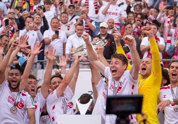 Übergabe der Meisterschale. Meister der 2. Bundesliga. Jubel beim 1. FC Köln. 18.05.2025, 1. FC Köln - 1. FC Kaiserslautern Fussball, 2. Bundesliga, RheinEnergieStadion Köln DFL regulations prohibit any use of photographs as image sequences and or quasi-video.