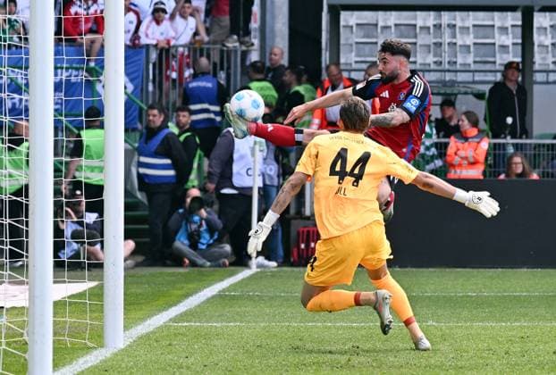 18.05.2025, xjhx, Fussball 2.Bundesliga, Spvgg Greuther Fuerth - Hamburger SV v.l. Nahuel Noll (Spvgg. Greuther Fuerth), Marco Richter (Hamburger SV) (DFL DFB REGULATIONS PROHIBIT ANY USE OF PHOTOGRAPHS as IMAGE SEQUENCES and or QUASI-VIDEO) Fuerth