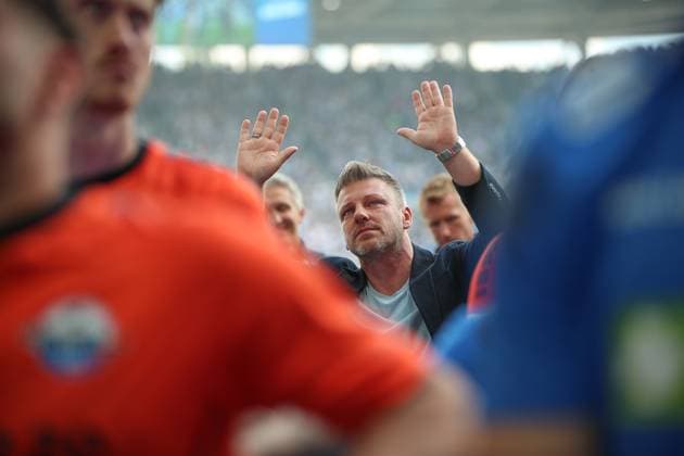 Verabschiedet sich von den Fans Lukas Kwasniok (SC Paderborn 07, Chef-Trainer), Karlsruher SC vs. SC Paderborn 07, 2. Bundesliga, 34. Spieltag, 2024 2025, 18.05.2025, DFL REGULATIONS PROHIBIT ANY USE OF PHOTOGRAPHS AS IMAGE SEQUENCES AND OR QUASI-VIDEO, Karlsruher SC vs. SC Paderborn 07, 2. Bundesliga, 34. Spieltag, 2024 2025, 18.05.2025 Karlsruhe