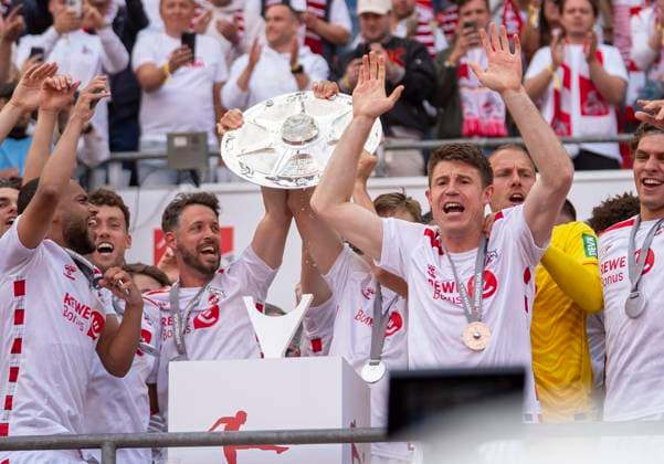 Übergabe der Meisterschale. Meister der 2. Bundesliga. Jubel beim 1. FC Köln. 18.05.2025, 1. FC Köln - 1. FC Kaiserslautern Fussball, 2. Bundesliga, RheinEnergieStadion Köln DFL regulations prohibit any use of photographs as image sequences and or quasi-video.