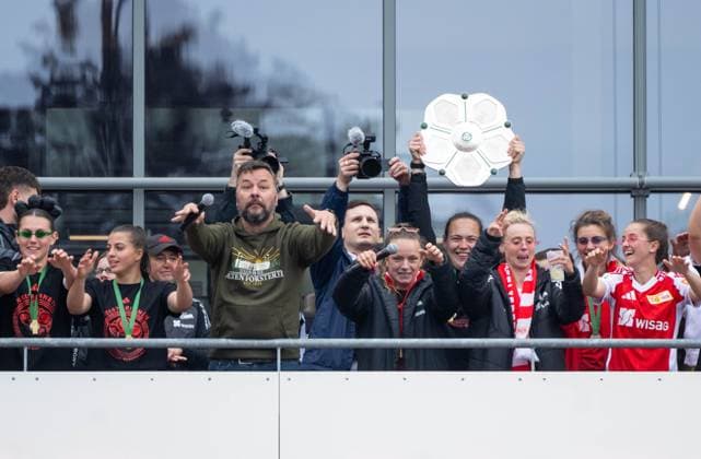 Fußball, Frauen, Saison 2024 2025, 2. Frauen-Bundesliga (26. Spieltag), 1. FC Union Berlin - FSV Gütersloh, gemeinsame Saisonabschlussfeier der Frauen- und Männer-Bundesliga-Teams auf dem Vorplatz im Stadion An der Alten Försterei, im Bild: v. l. Antonia Halverkamps (1. FC Union), Korina Janez (1. FC Union), Stadion- und Pressesprecher Christian Arbeit (1. FC Union Berlin), Lisa Heiseler (1. FC Union), Torwarttrainerin Dr. Laura Von Zadow (1. FC Union) mit der Meisterschale, Judith Steinert (1. FC Union), Marie Becker (1. FC Union), Celine Frank (1. FC Union), 18.05. 2025, Copyright: xMatthiasxKochx