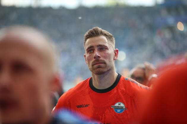Felix Platte (SC Paderborn 07, 36) traurig bei den Fans, Karlsruher SC vs. SC Paderborn 07, 2. Bundesliga, 34. Spieltag, 2024 2025, 18.05.2025, DFL REGULATIONS PROHIBIT ANY USE OF PHOTOGRAPHS AS IMAGE SEQUENCES AND OR QUASI-VIDEO, Karlsruher SC vs. SC Paderborn 07, 2. Bundesliga, 34. Spieltag, 2024 2025, 18.05.2025 Karlsruhe