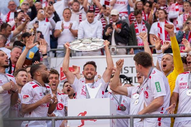 Übergabe der Meisterschale. Meister der 2. Bundesliga. Jubel beim 1. FC Köln. Hier: Mark Uth (1. FC Koeln, 13) 18.05.2025, 1. FC Köln - 1. FC Kaiserslautern Fussball, 2. Bundesliga, RheinEnergieStadion Köln DFL regulations prohibit any use of photographs as image sequences and or quasi-video.