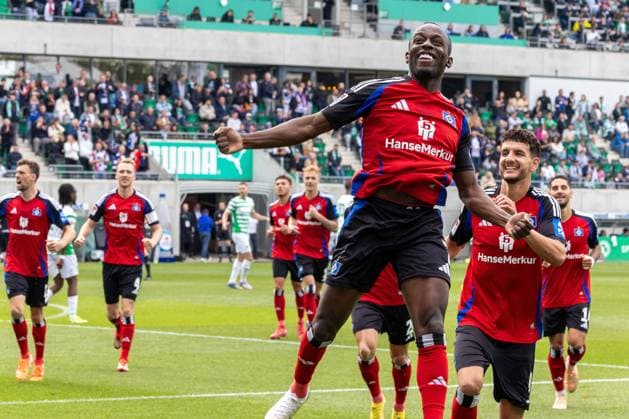 Torjubel von Jean-Luc Dompe 7 (Hamburger SV) nach seinem Ausgleichtor zum 1:1, Spvgg Greuther Fuerth vs. Hamburger SV Fussball, 2. Bundesliga, DFL, Saison 2024 2025, Rueckrunde, 34. Spieltag, 18.05.2025 DFB regulations prohibit any use of photographs as image sequences and or quasi-video