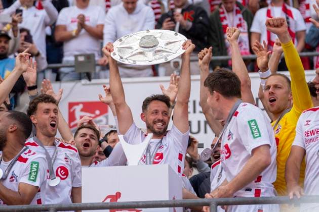 Übergabe der Meisterschale. Meister der 2. Bundesliga. Jubel beim 1. FC Köln. Hier: Mark Uth (1. FC Koeln, 13) 18.05.2025, 1. FC Köln - 1. FC Kaiserslautern Fussball, 2. Bundesliga, RheinEnergieStadion Köln DFL regulations prohibit any use of photographs as image sequences and or quasi-video.