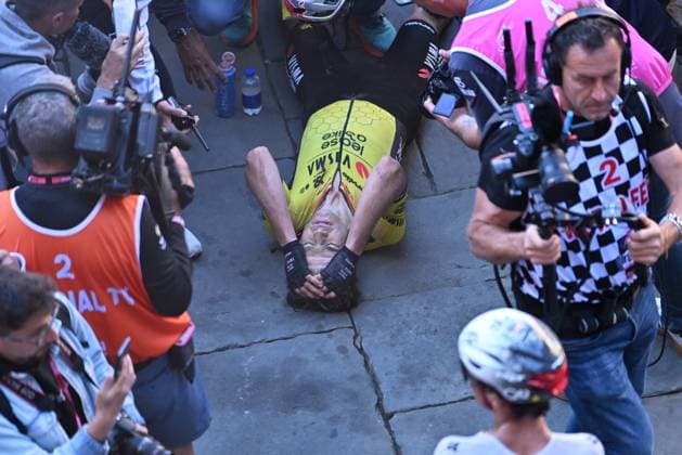 Van Aert Wout of Team Visma Lease A Bike celebrates as he cycles to the finish line to win the stage 9 of the Giro d™Italia from Gubbio to Siena, Italy - Sunday, May 18, 2025. - cycling.  Copyright: xPhotoxbyxMatteoxSecci Lapressex