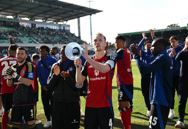 RECORD DATE NOT STATED 18.05.2025, xjhx, Fussball 2.Bundesliga, Spvgg Greuther Fuerth - Hamburger SV v.l. Sebastian Schonlau (Hamburger SV) und Team bedankt bedanken sich bei den Fans (DFL DFB REGULATIONS PROHIBIT ANY USE OF PHOTOGRAPHS as IMAGE SEQUENCES and or QUASI-VIDEO) Fuerth *** 18 05 2025, xjhx, Soccer 2 Bundesliga, Spvgg Greuther Fuerth Hamburger SV v l Sebastian Schonlau Hamburger SV and Team thanks the fans DFL DFB REGULATIONS PROHIBIT ANY USE OF PHOTOGRAPHS as IMAGE SEQUENCES and or QUASI VIDEO Fuerth