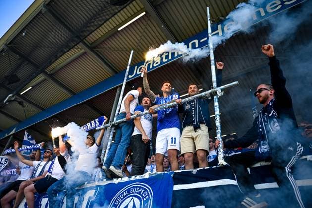 Tobias Kempe (SV Darmstadt 98, 11) verabschiedet sich von den Fans mit Pyrotechnik, GER, SV Darmstadt 98 vs. SSV Jahn Regensburg, 2. Bundesliga, Fussball, 34. Spieltag, Saison 2024 2025, 18.05.2025. DFL REGULATIONS PROHIBIT ANY USE OF PHOTOGRAPHS as IMAGE SEQUENCES and or QUASI-VIDEO. GER, SV Darmstadt 98 vs. SSV Jahn Regensburg, 2. Bundesliga, Fussball, 34. Spieltag, Saison 2024 2025, 18.05.2025. Darmstadt