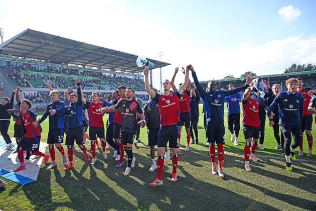 18.05.2025, xjhx, Fussball 2.Bundesliga, Spvgg Greuther Fuerth - Hamburger SV v.l. Sebastian Schonlau (Hamburger SV) und Team bedankt bedanken sich bei den Fans (DFL DFB REGULATIONS PROHIBIT ANY USE OF PHOTOGRAPHS as IMAGE SEQUENCES and or QUASI-VIDEO) Fuerth