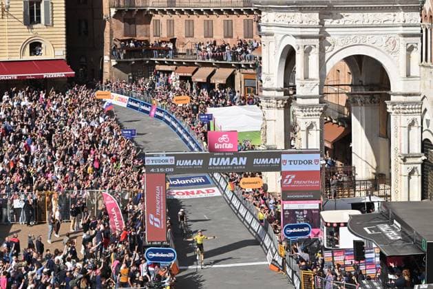 Van Aert Wout of Team Visma Lease A Bike celebrates as he cycles to the finish line to win the stage 9 of the Giro d™Italia from Gubbio to Siena, Italy - Sunday, May 18, 2025. - cycling.  Copyright: xPhotoxbyxMatteoxSecci Lapressex