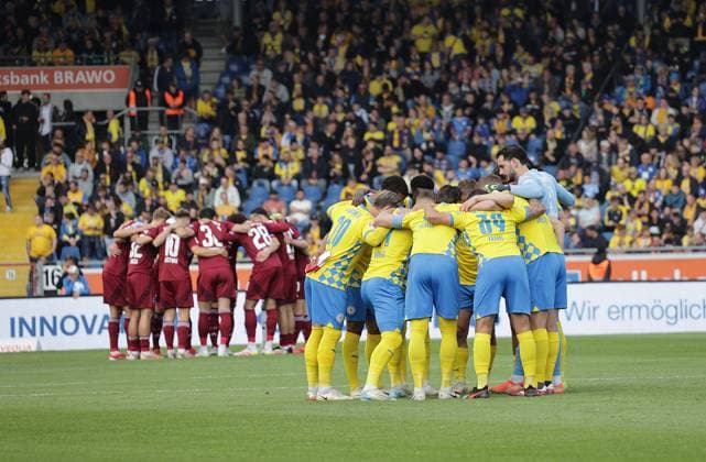 Mannschaftskreise beider Teams Fussball, Herren, Saison 2024 2025 2.BL, Eintracht Stadion, Eintracht Braunschweig gegen 1.FC Nuernberg, 1-4 Braunschweig muss in die Relegation DFL REGULATIONS PROHIBIT ANY USE OF PHOTOGRAPHS AS IMAGE SEQUENCES AND OR QUASI-VIDEO.