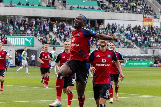 Sport Bilder des Tages Torjubel von Jean-Luc Dompe 7 (Hamburger SV) nach seinem Ausgleichtor zum 1:1, Spvgg Greuther Fuerth vs. Hamburger SV Fussball, 2. Bundesliga, DFL, Saison 2024 2025, Rueckrunde, 34. Spieltag, 18.05.2025 DFB regulations prohibit any use of photographs as image sequences and or quasi-video