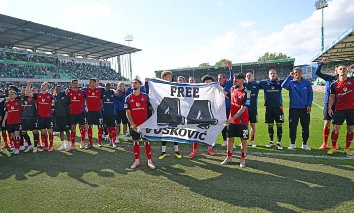 RECORD DATE NOT STATED 18.05.2025, xjhx, Fussball 2.Bundesliga, Spvgg Greuther Fuerth - Hamburger SV v.l. Team mit Banner Free 44 Vuskovic (DFL DFB REGULATIONS PROHIBIT ANY USE OF PHOTOGRAPHS as IMAGE SEQUENCES and or QUASI-VIDEO) Fuerth