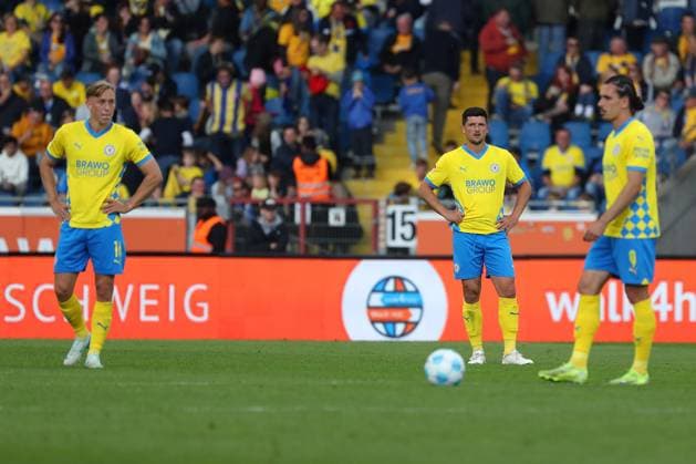 Braunschweig vs. Nürnberg, 2. BL Braunschweig, 18.05.2025, FUßBALL - Eintracht Braunschweig vs. 1. FC Nürnberg, 2. BL, Saison 2024 25. Spielende, Julian Baas (Eintracht Braunschweig), Jannis Nikolaou (Eintracht Braunschweig), Rayan Philippe (Eintracht Braunschweig) Braunschweig