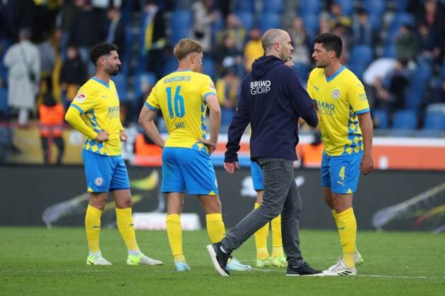 Braunschweig vs. Nürnberg, 2. BL Braunschweig, 18.05.2025, FUßBALL - Eintracht Braunschweig vs. 1. FC Nürnberg, 2. BL, Saison 2024 25. Spielende, Fabio Kaufmann (Eintracht Braunschweig), Julian Baas (Eintracht Braunschweig), Jannis Nikolaou (Eintracht Braunschweig), Cheftrainer Daniel Scherning (Eintracht Braunschweig) Braunschweig *** Braunschweig vs Nuremberg, 2 BL Braunschweig, 18 05 2025, FOOTBALL Eintracht Braunschweig vs 1 FC Nuremberg, 2 BL, Season 2024 25 End of match, Fabio Kaufmann Eintracht Braunschweig , Julian Baas Eintracht Braunschweig , Jannis Nikolaou Eintracht Braunschweig , Head coach Daniel Scherning Eintracht Braunschweig Braunschweig