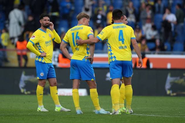 Braunschweig vs. Nürnberg, 2. BL Braunschweig, 18.05.2025, FUßBALL - Eintracht Braunschweig vs. 1. FC Nürnberg, 2. BL, Saison 2024 25. Spielende, Fabio Kaufmann (Eintracht Braunschweig), Julian Baas (Eintracht Braunschweig), Jannis Nikolaou (Eintracht Braunschweig) Braunschweig