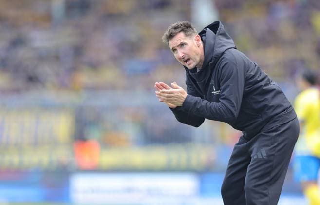 Sport Bilder des Tages 18.05.2025 - Fussball - Saison 2024 2025 - 2. Fussball - Bundesliga - 34. Spieltag: Eintracht Braunschweig BTSV EBS - 1. FC Nürnberg FCN ( Club ) - Sportfoto Zink DaMa - xdaxmax - DFL regulations prohibit any use of photographs as image sequences and or quasi-video - only for editorial use - Miroslav Miro Klose ( Trainer 1. FC Nürnberg FCN ) zeigt an gestikuliert dirigiert gibt Anweisungen